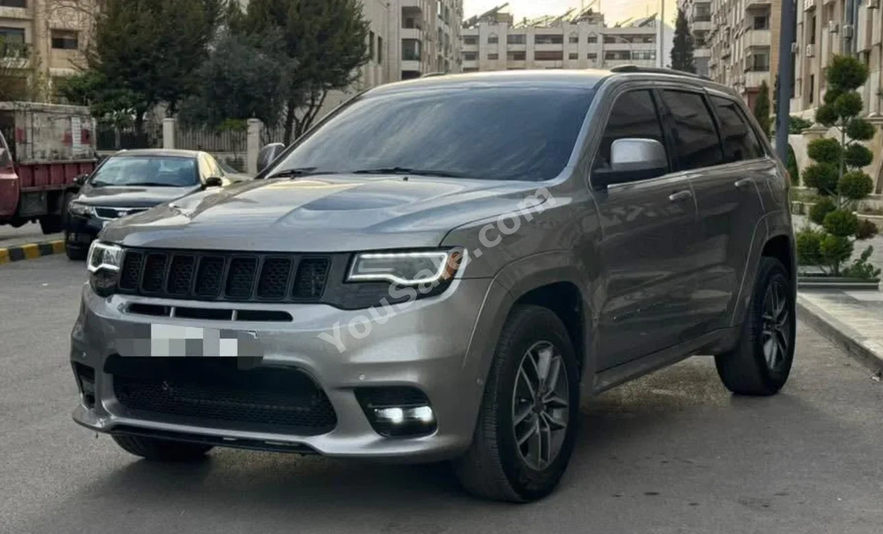 جييب جراند شيروكي 2019 اتوماتيك 145,000 كم 6 سلندر دفع رباعي اس يو في رمادي بنزين