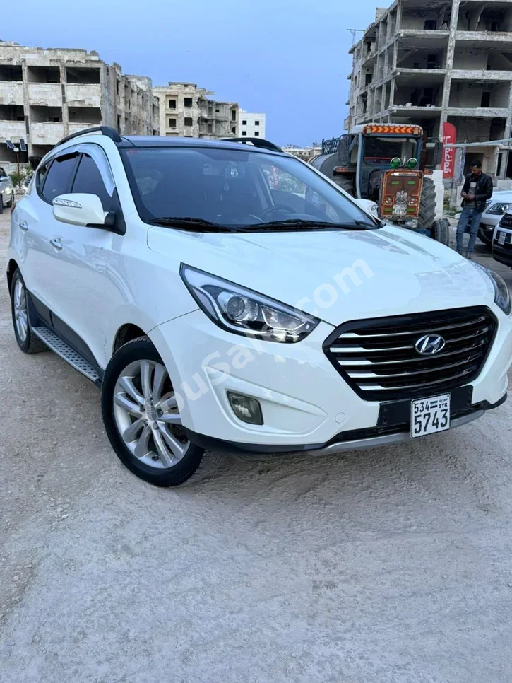 هيونداي  توسان  2010  اتوماتيك  237,000 كم  4 سلندر  دفع أمامي  اس يو في  أبيض  ديزل