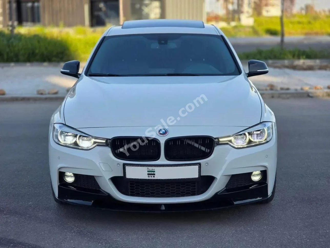 بي ام دبليو الفئة - الثالثة 330i 2018 اتوماتيك 100,000 كم 4 سلندر دفع أمامي سيدان أبيض بنزين