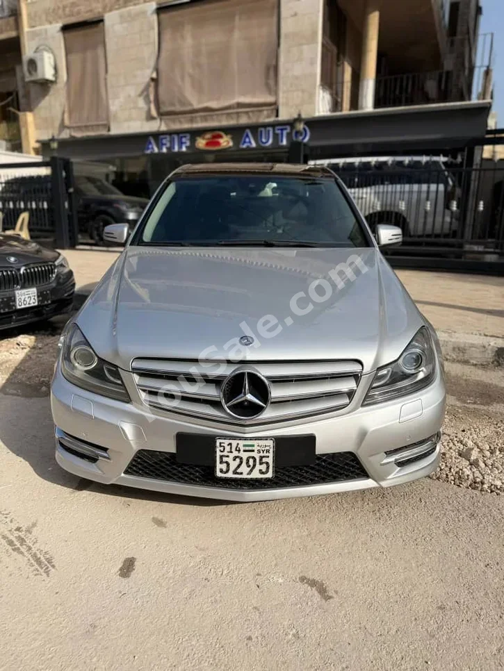 مرسيدس - بنز سي - كلاس 200 2012 اتوماتيك 196,000 كم 4 سلندر دفع خلفي سيدان فضي بنزين