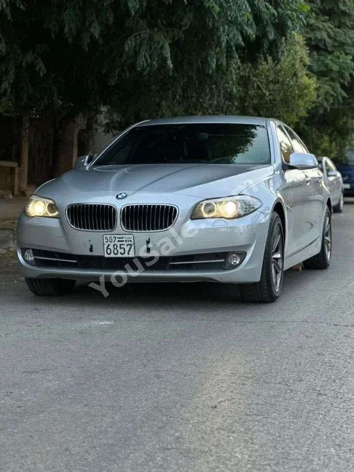 بي ام دبليو  الفئة - الخامسة  520i  2013  اتوماتيك  170,000 كم  4 سلندر  دفع خلفي  سيدان  فضي  بنزين