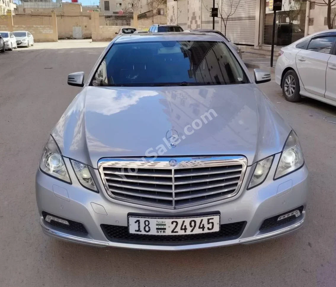 مرسيدس - بنز اي - كلاس 300 2010 اتوماتيك 200,000 كم 6 سلندر دفع خلفي سيدان فضي بنزين