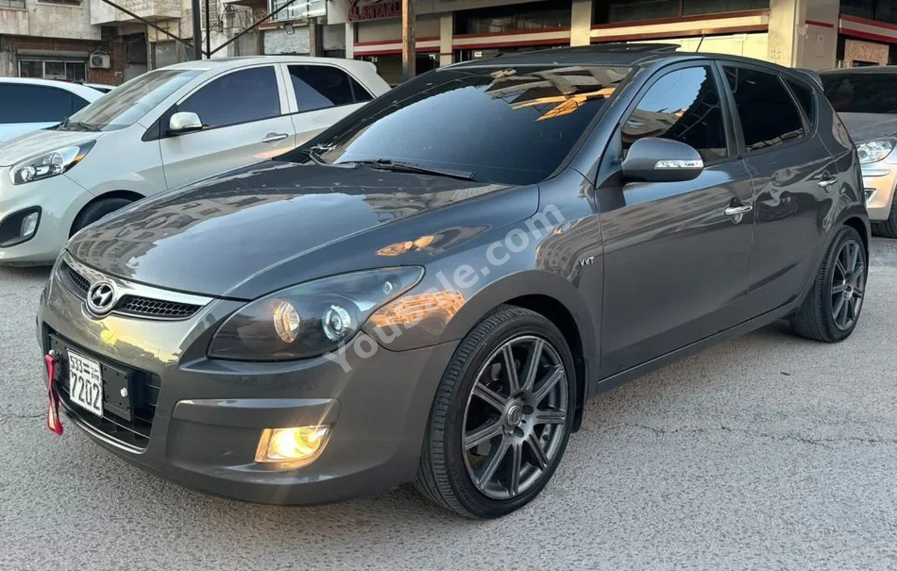 هيونداي  اي  30  2009  اتوماتيك  100,000 كم  4 سلندر  دفع أمامي  هاتشباك  رمادي  بنزين