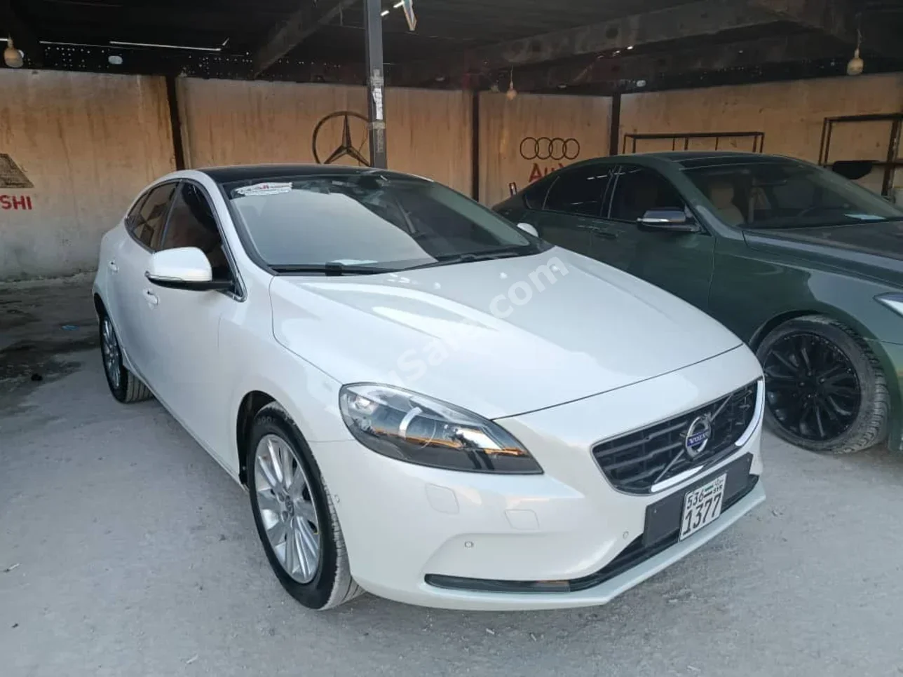 Volvo  V  40  2015  Automatic  211,000 km  4 Cylinder  FWD  Hatchback  White  Gasoline