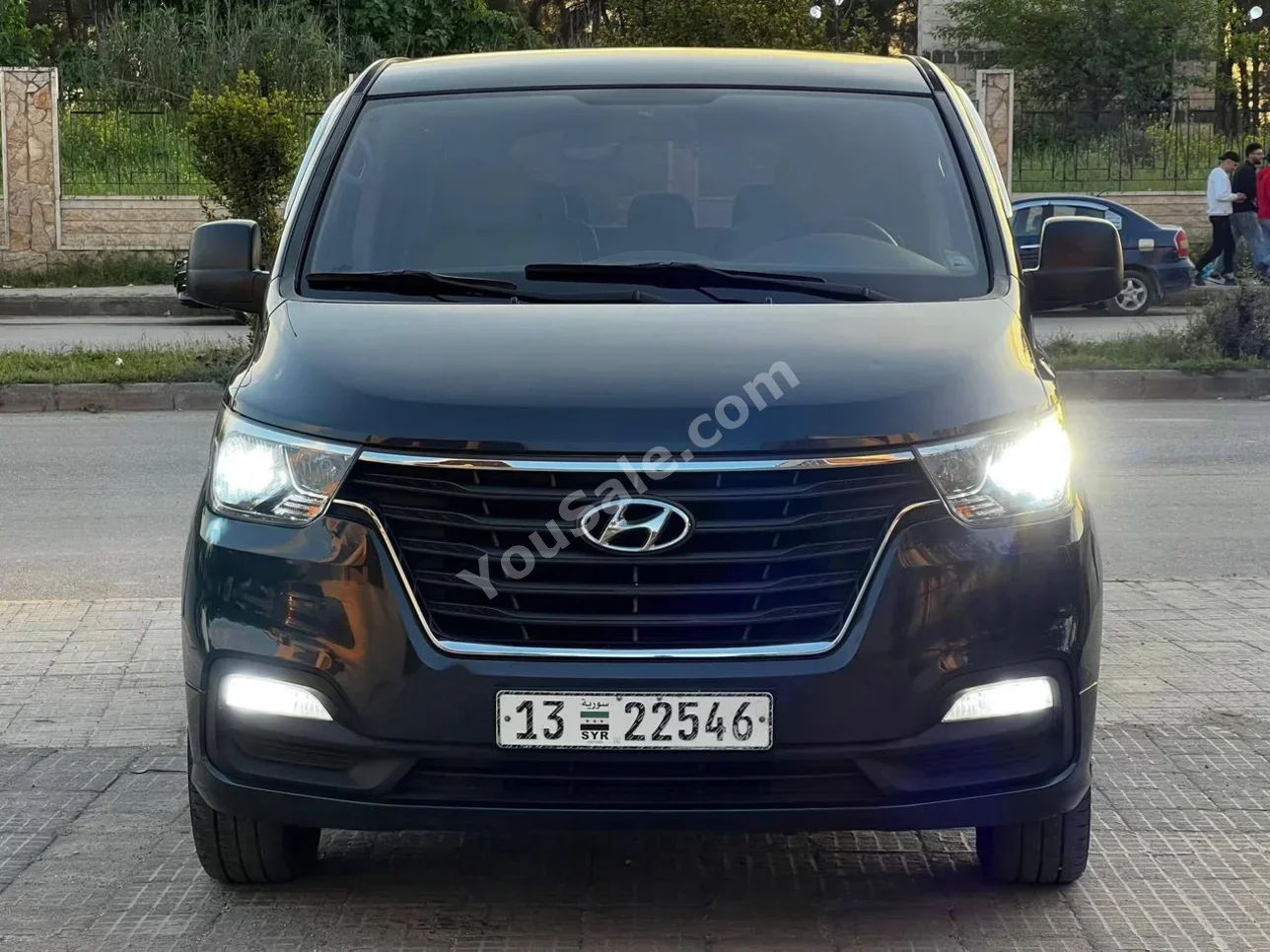 Hyundai Van H1 2019 Automatic 114,000 km 4 Cylinder AWD Van / Bus Black Diesel