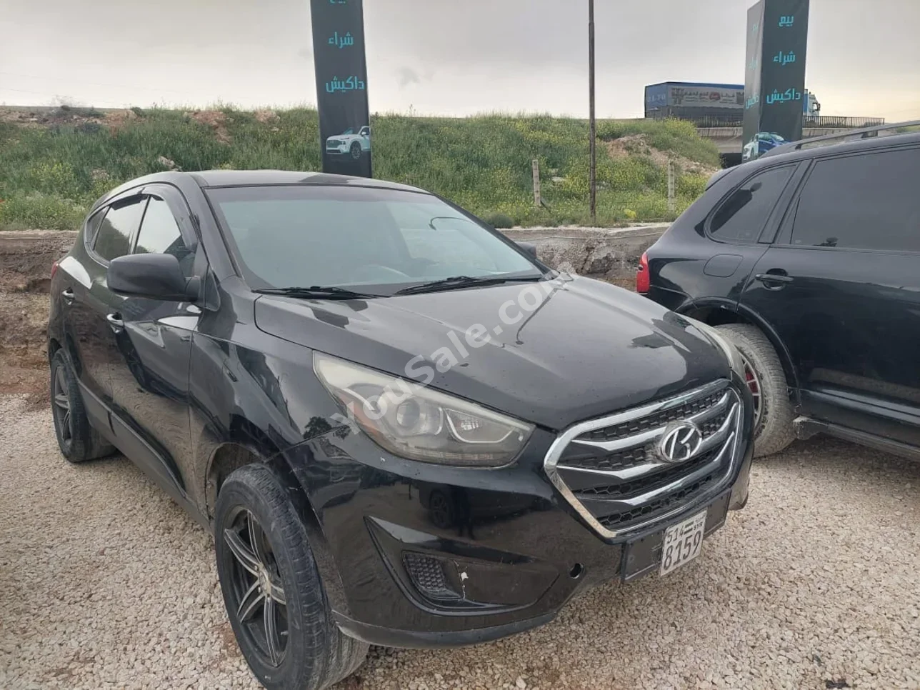 Hyundai Tucson 2015 Automatic 135,000 km 4 Cylinder FWD SUV Black Gasoline