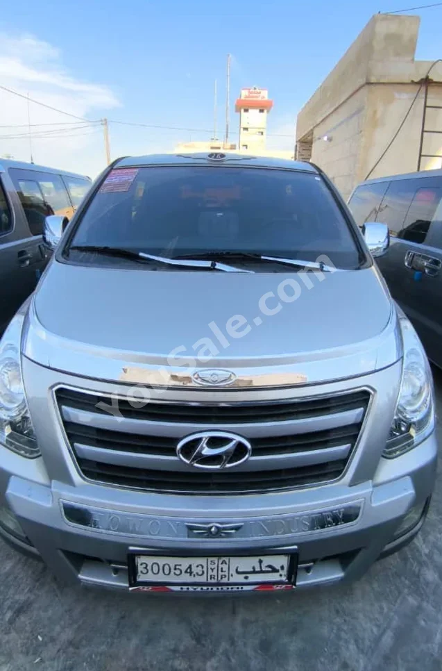 Hyundai Van H1 2016 Automatic 176,000 km 4 Cylinder RWD Van / Bus Silver Diesel
