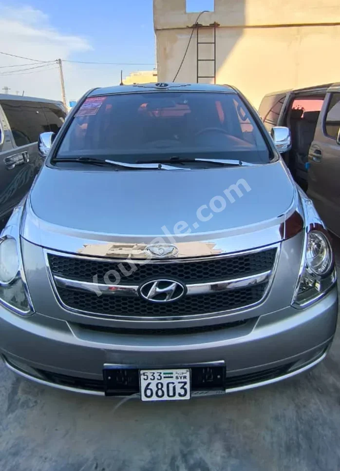هيونداي فان اتش وان 2011 اتوماتيك 175,000 كم 4 سلندر دفع خلفي فان \ باص فضي ديزل