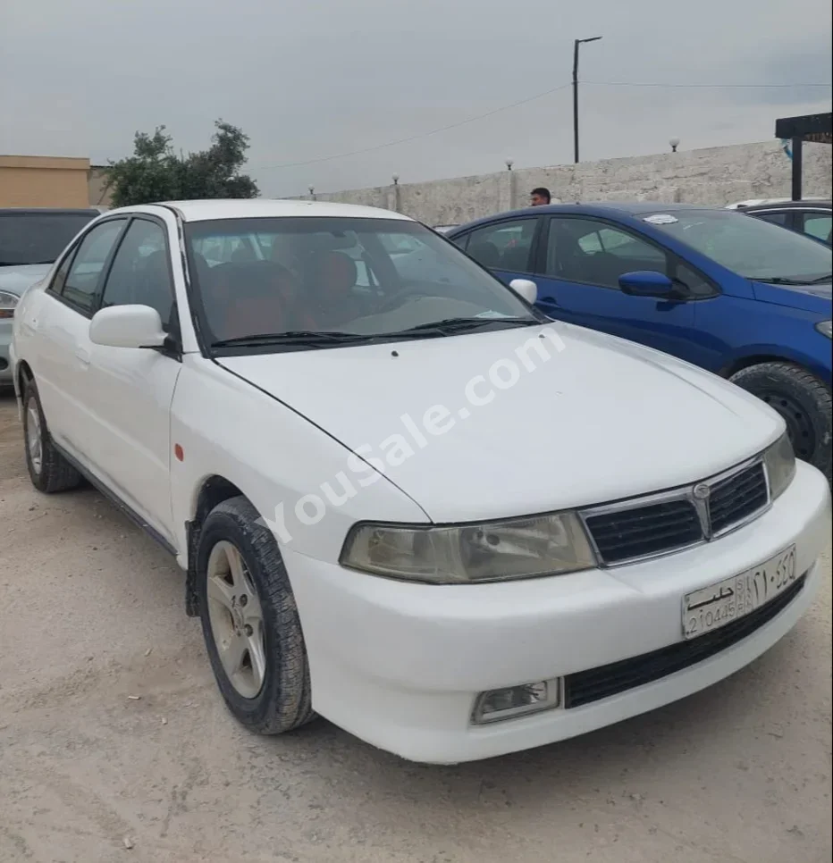 متسوبيشي لانسر 2001 عادي 175,000 كم 4 سلندر دفع أمامي سيدان أبيض بنزين