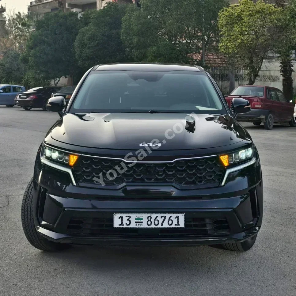 كيا  سورينتو  2022  اتوماتيك  54,000 كم  4 سلندر  دفع أمامي  اس يو في  أسود  بنزين