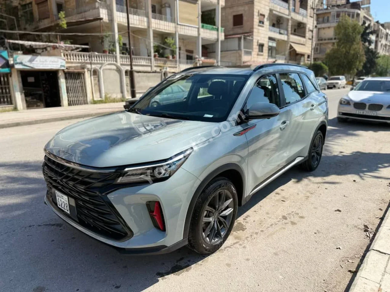 دونغ فنج  فينغون  600  2024  اتوماتيك  0 كم  4 سلندر  دفع أمامي  اس يو في  سمائي  بنزين