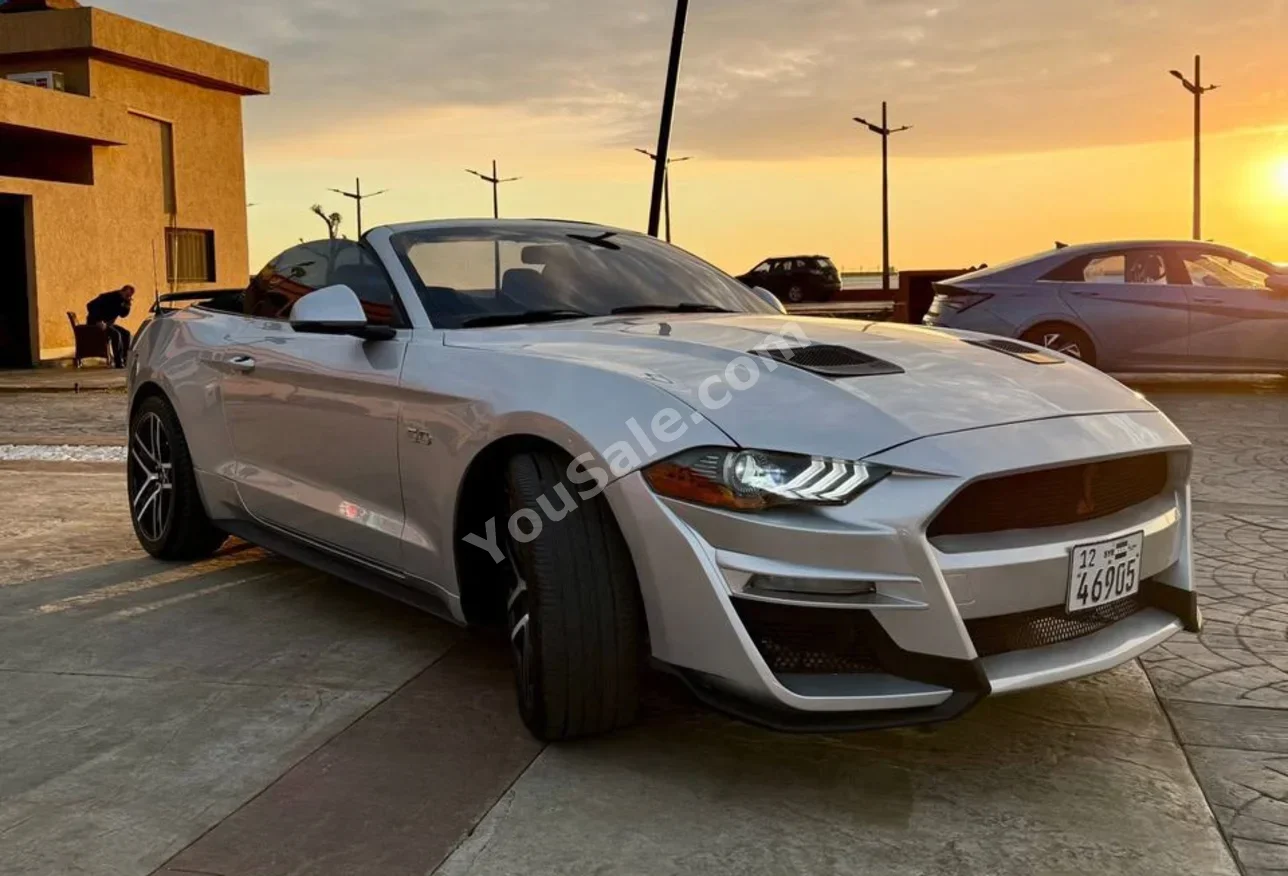 فورد  موستانغ  2018  اتوماتيك  170,000 كم  4 سلندر  دفع خلفي  كوبيه \ سبورت  فضي  بنزين