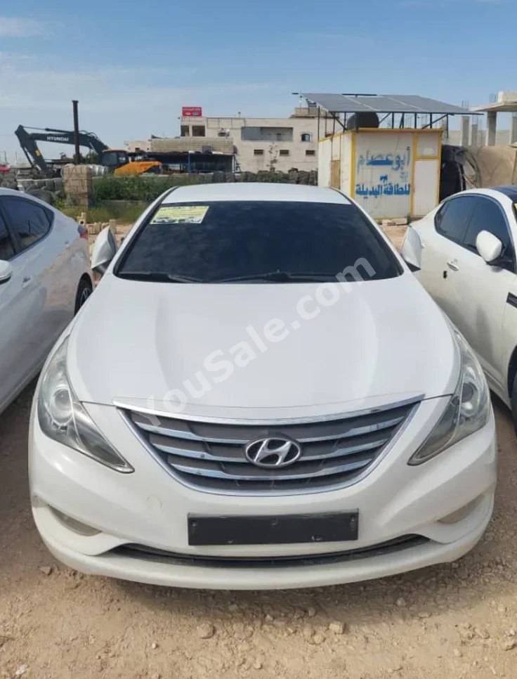 هيونداي  سوناتا  2012  اتوماتيك  145,000 كم  4 سلندر  دفع أمامي  سيدان  أبيض  بنزين