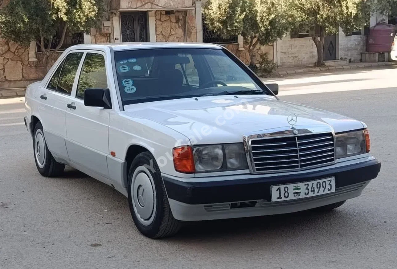 مرسيدس - بنز  اي - كلاس  190  1993  اتوماتيك  310,000 كم  6 سلندر  دفع خلفي  سيدان  أبيض  بنزين