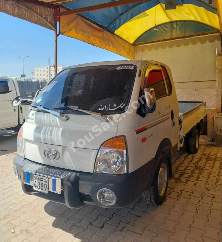 Hyundai  Porter  Porter  2008  Manual  275,000 km  4 Cylinder  RWD  Pick Up  White  Diesel