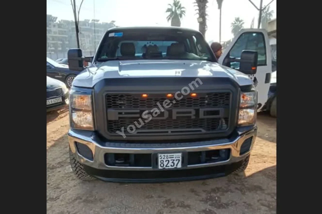 Ford  F  250  2014  Automatic  290,000 km  8 Cylinder  4WD  Pick Up  White  Gasoline