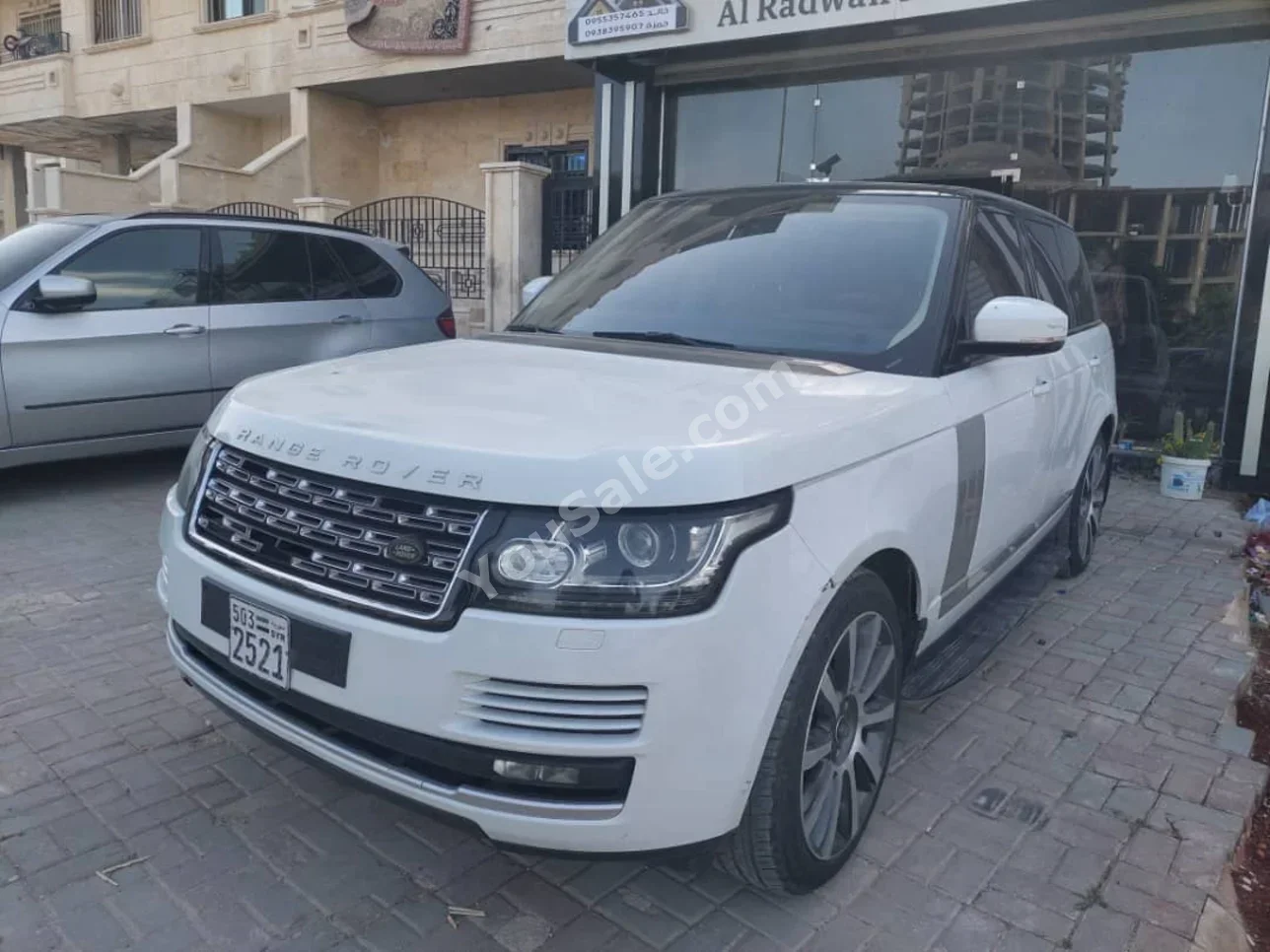 Land Rover Range Rover Vogue SE 2015 Automatic 212,000 km 8 Cylinder 4WD SUV White Gasoline