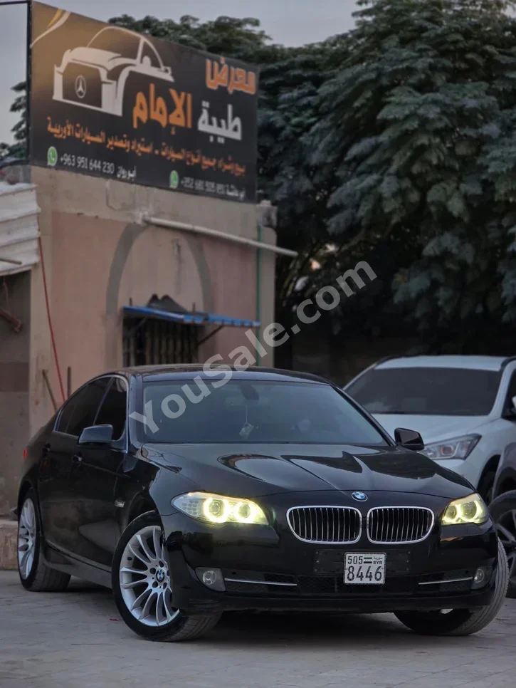 بي ام دبليو الفئة - الخامسة 528i 2011 اتوماتيك 157,000 كم 6 سلندر دفع خلفي سيدان أسود بنزين