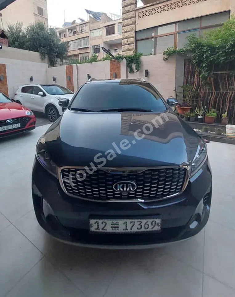 كيا سورينتو 2018 اتوماتيك 200,000 كم 4 سلندر دفع رباعي اس يو في رمادي ديزل