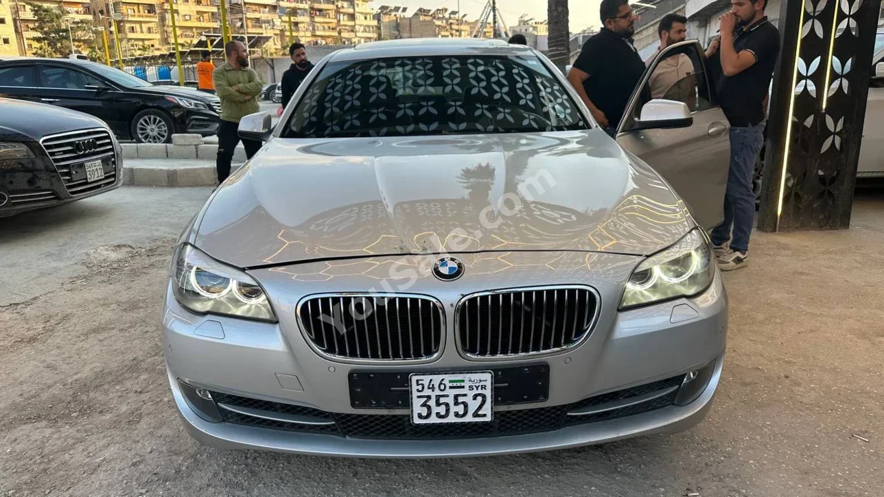 بي ام دبليو الفئة - الخامسة 528i 2012 اتوماتيك 177,000 كم 4 سلندر دفع رباعي سيدان فضي بنزين