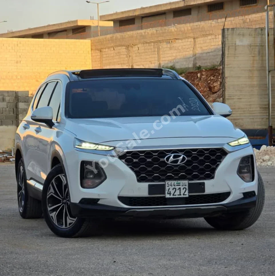 هيونداي  سانتا في  2020  اتوماتيك  98,000 كم  4 سلندر  دفع رباعي  اس يو في  أبيض  بنزين