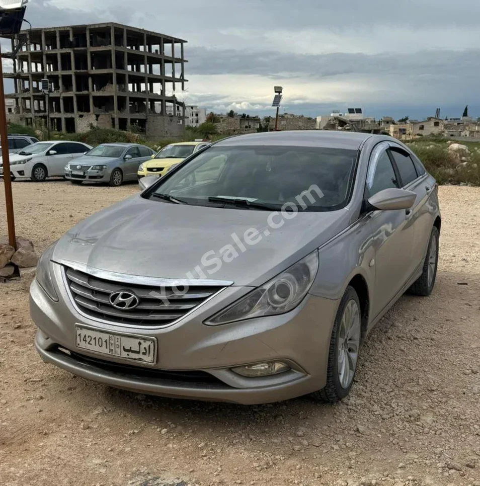 هيونداي سوناتا 2012 اتوماتيك 234,000 كم 4 سلندر دفع أمامي سيدان فضي بنزين