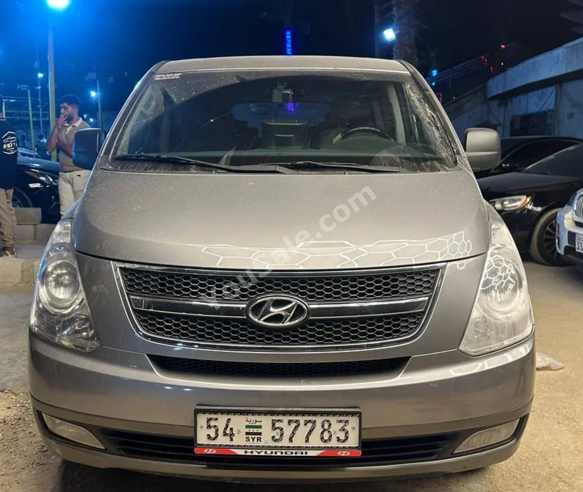 هيونداي فان اتش وان 2014 اتوماتيك 197,000 كم 4 سلندر دفع خلفي فان \ باص فضي ديزل