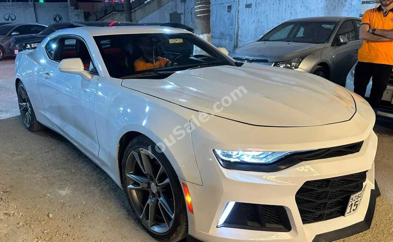 شفروليه كمارو ار اس 2023 اتوماتيك 72,000 كم 6 سلندر دفع رباعي كوبيه \ سبورت أبيض بنزين