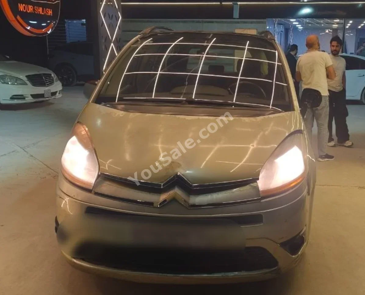 ستروين  C-4  2009  اتوماتيك  111,000 كم  4 سلندر  دفع أمامي  هاتشباك  فضي  بنزين
