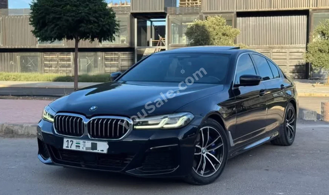 بي ام دبليو  الفئة - الخامسة  520i  2021  اتوماتيك  50,000 كم  4 سلندر  دفع خلفي  سيدان  أسود  بنزين