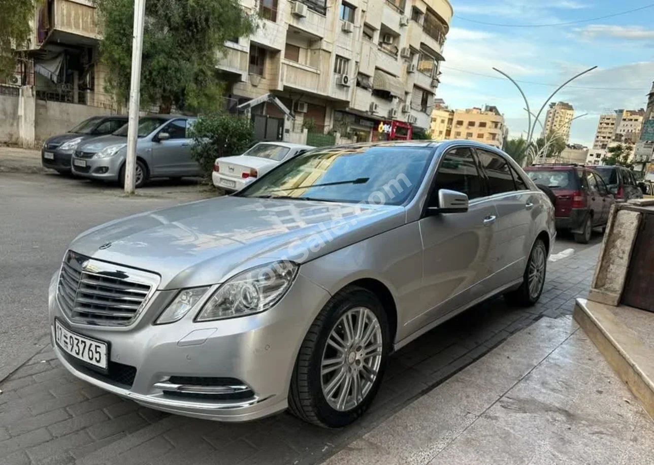 مرسيدس - بنز اي - كلاس 300 2011 اتوماتيك 130,000 كم 6 سلندر دفع خلفي سيدان فضي بنزين