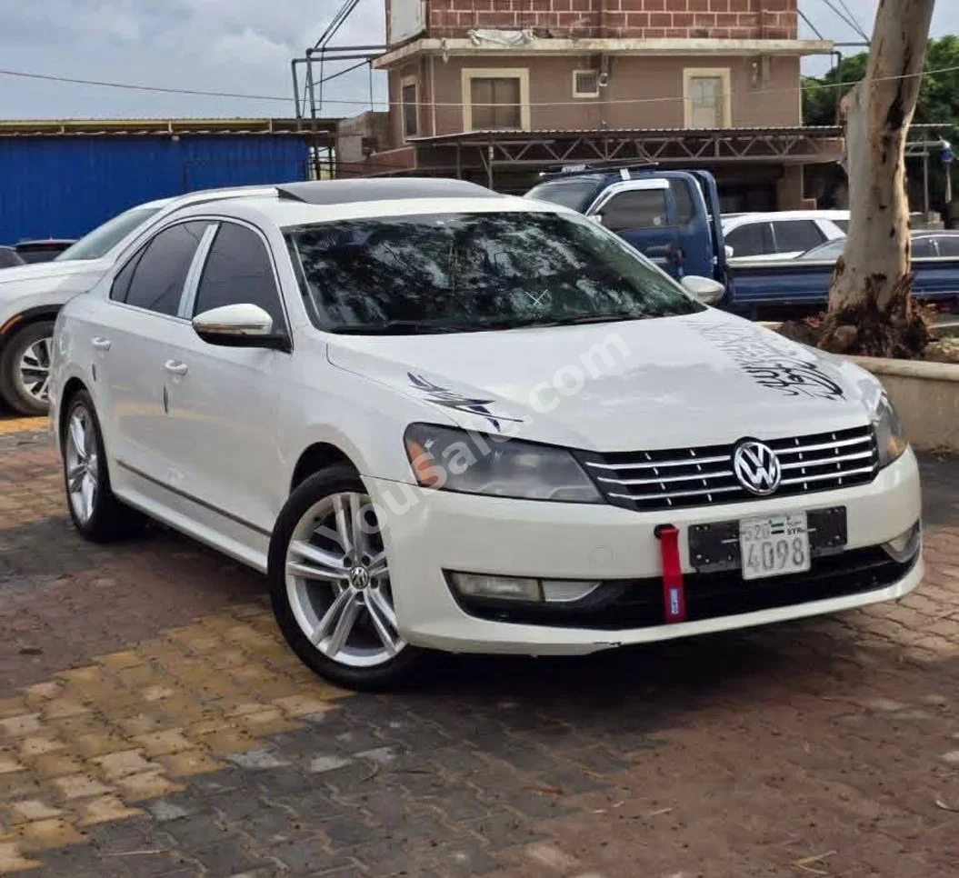 Volkswagen Passat 2014 Automatic 99,000 km 4 Cylinder FWD Sedan White Diesel