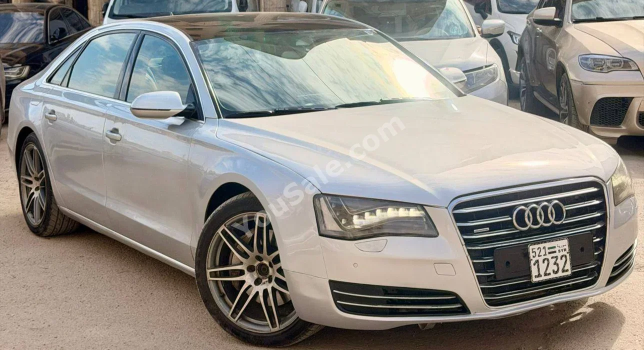 اودي أي 8 2013 اتوماتيك 180,000 كم 6 سلندر دفع خلفي سيدان فضي بنزين