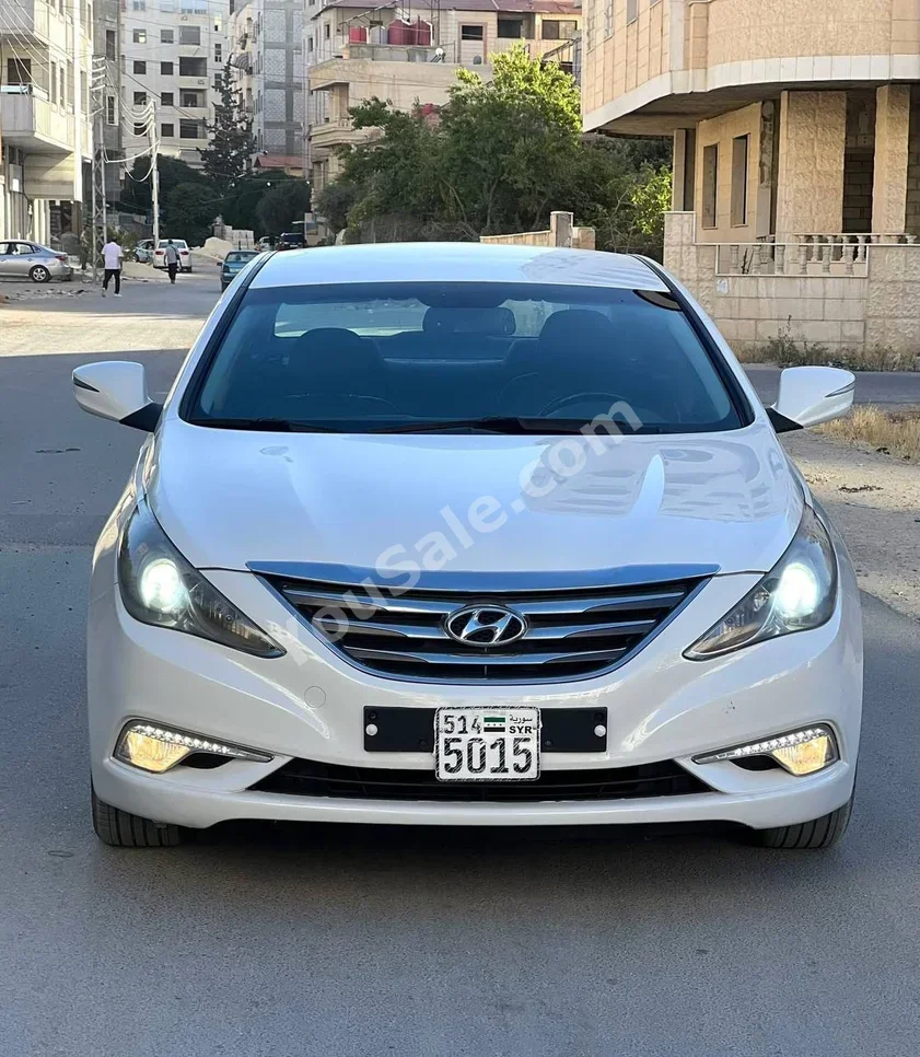 هيونداي سوناتا 2013 اتوماتيك 137,000 كم 4 سلندر دفع أمامي سيدان أبيض بنزين