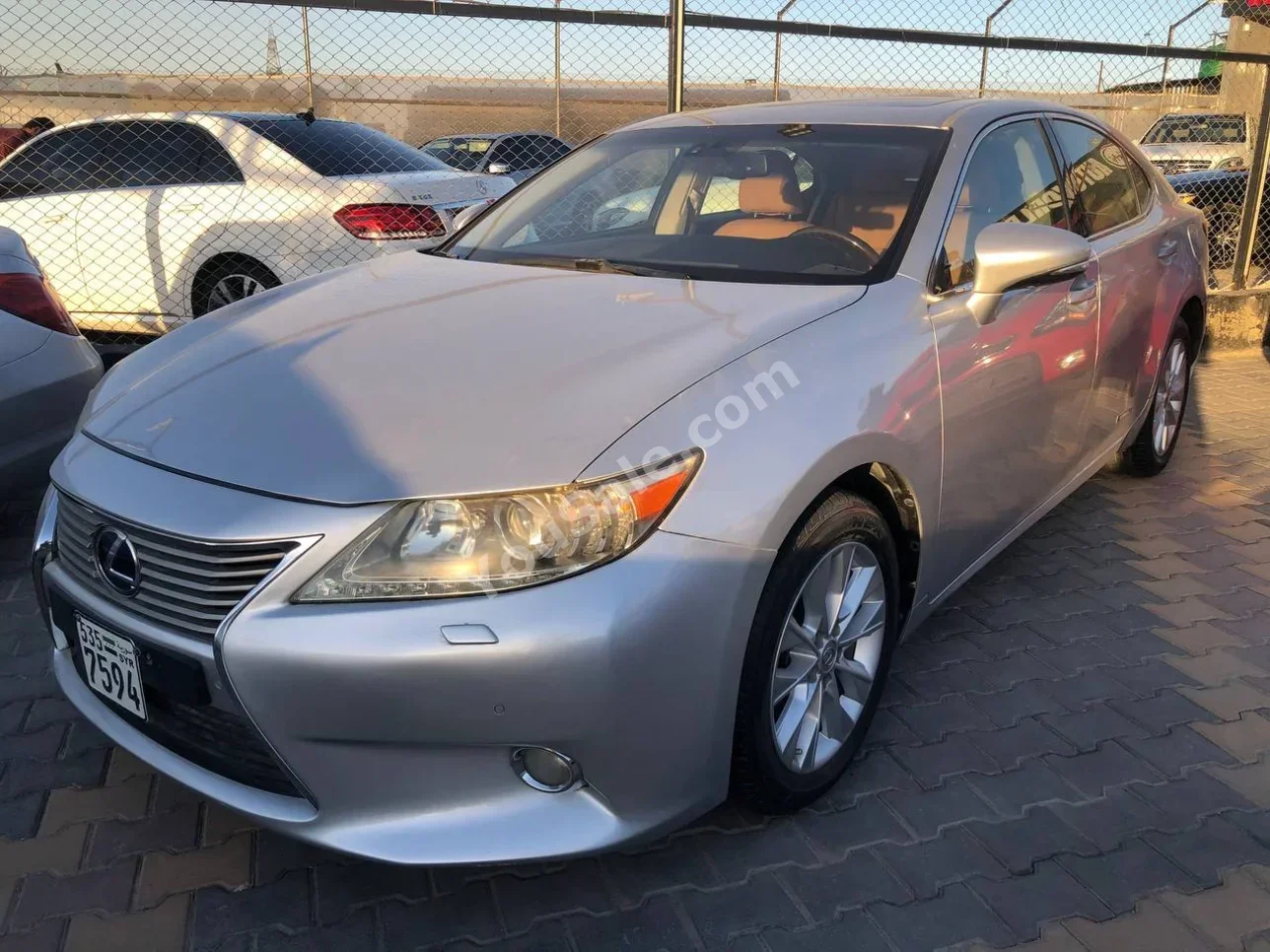 لكزس اي اس 300 2013 اتوماتيك 148,000 كم 6 سلندر دفع خلفي سيدان فضي بنزين