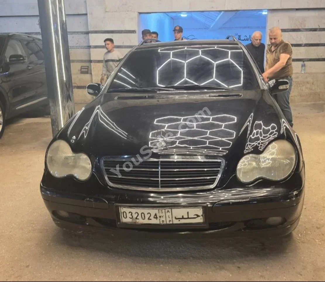 Mercedes-Benz C-Class 220 2002 Automatic 260,000 km 4 Cylinder RWD Hatchback Black Gasoline