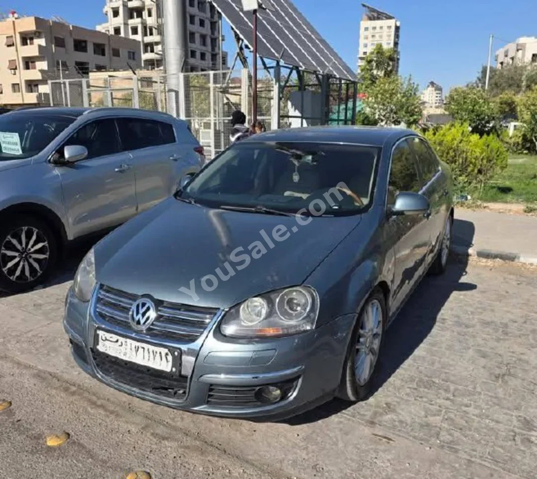 فوكس واغن  جيتا  2008  اتوماتيك  180,000 كم  4 سلندر  دفع أمامي  سيدان  رمادي  بنزين