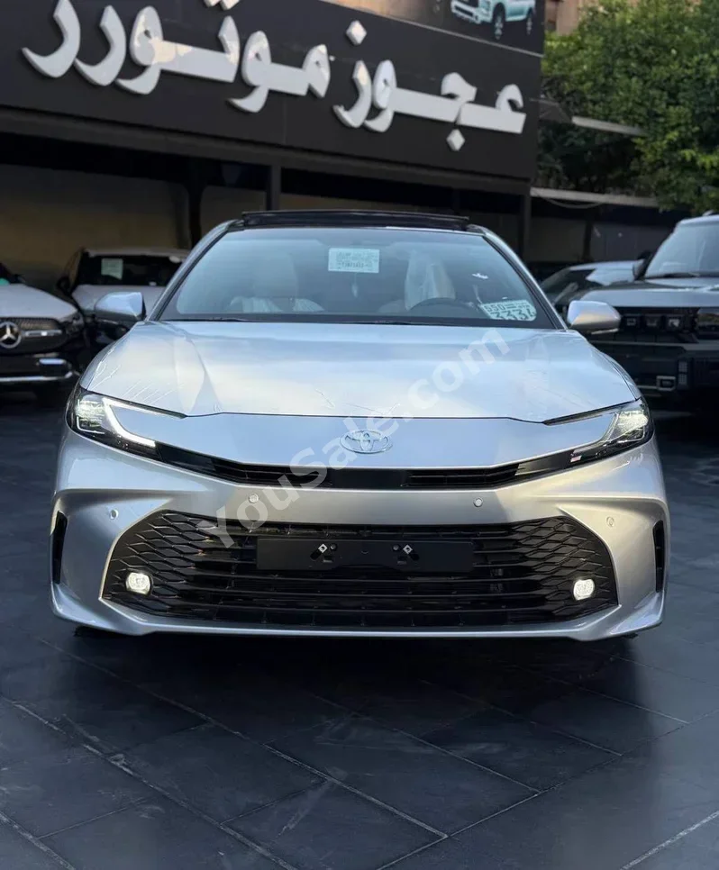 تويوتا  كامري  2026  اتوماتيك  0 كم  4 سلندر  دفع أمامي  سيدان  فضي  هايبرد