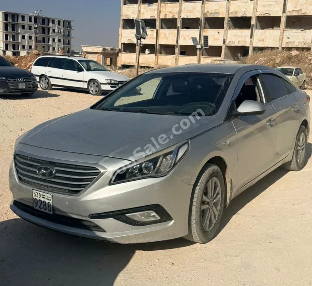 هيونداي  سوناتا  2017  اتوماتيك  173,000 كم  4 سلندر  دفع أمامي  سيدان  فضي  بنزين