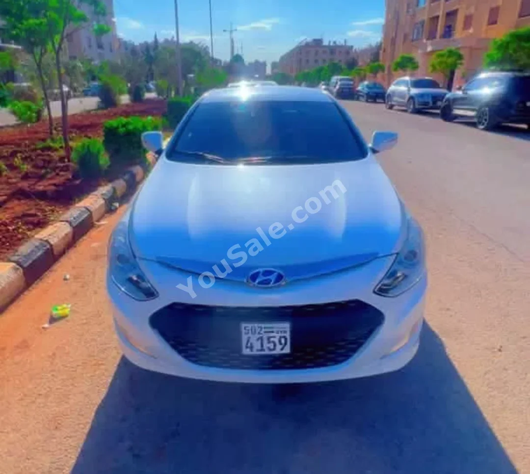هيونداي سوناتا 2014 اتوماتيك 160,000 كم 4 سلندر دفع أمامي سيدان أبيض هايبرد