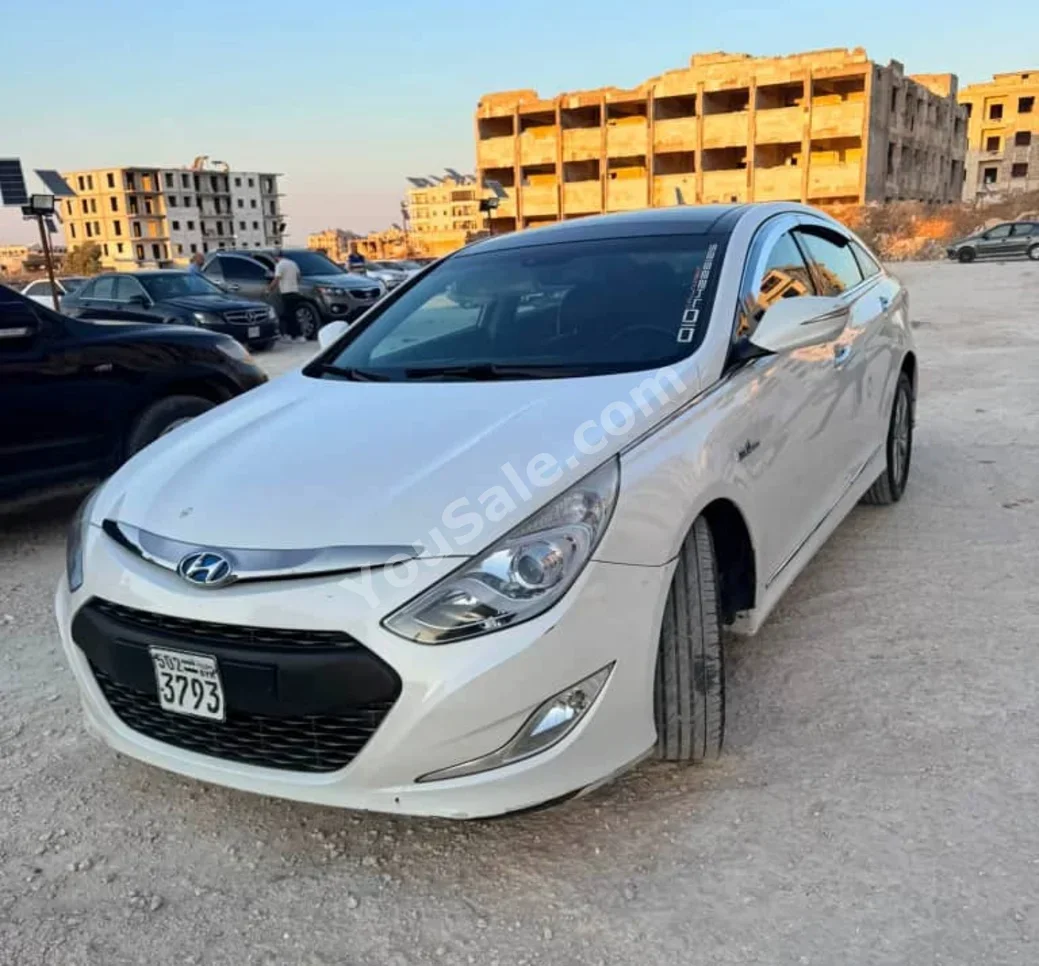 هيونداي سوناتا 2014 اتوماتيك 135,000 كم 4 سلندر دفع أمامي سيدان أبيض هايبرد