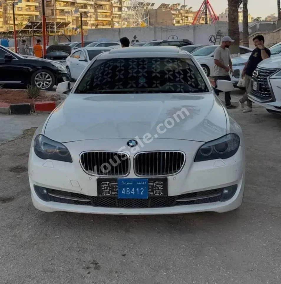 بي ام دبليو الفئة - الخامسة 520i 2011 اتوماتيك 320,000 كم 4 سلندر دفع خلفي سيدان أبيض ديزل